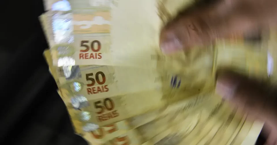Salário mínimo para 2026 tem alta de 103 reais.