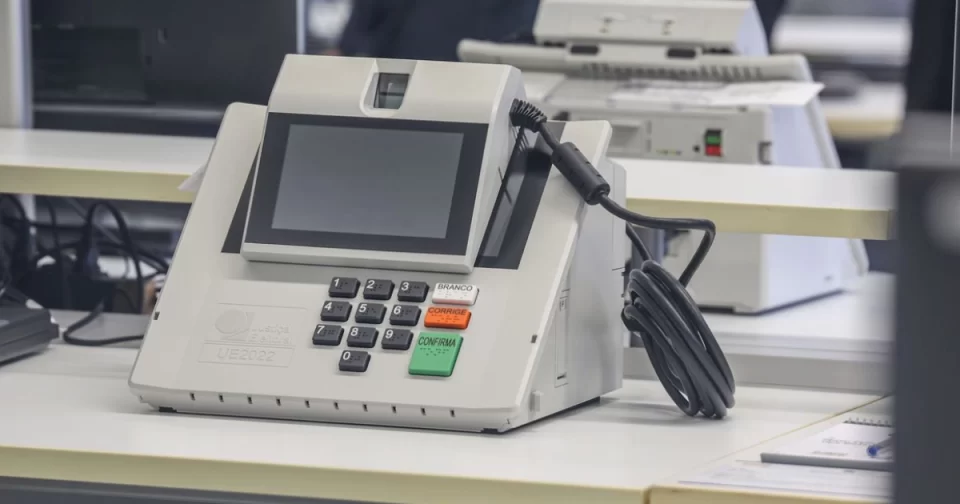 TSE finaliza testes de segurança das urnas eletrônicas para as eleições presidenciais ano que vem.