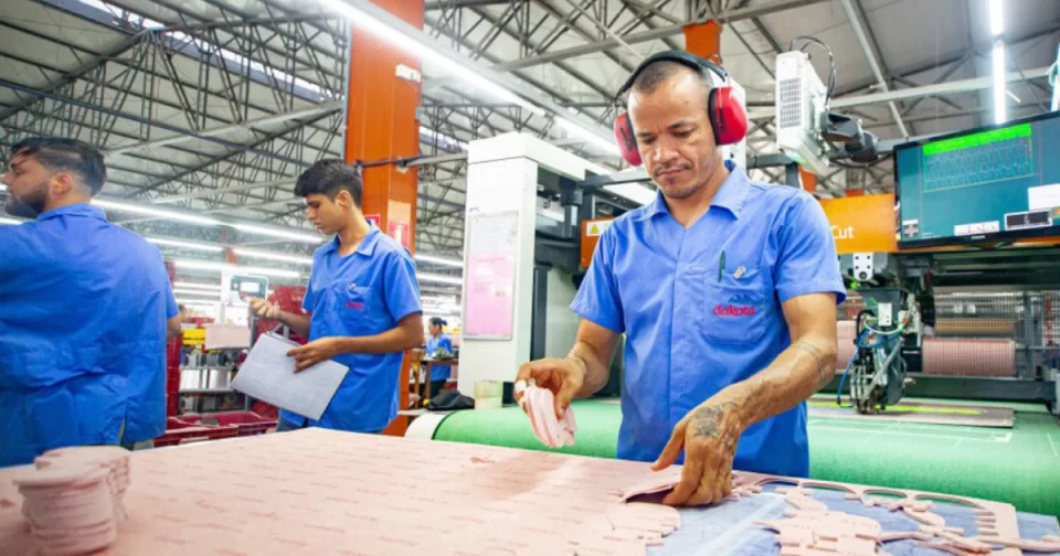 CCJ aprova redução da jornada semanal de trabalho de 44 para 36 horas.