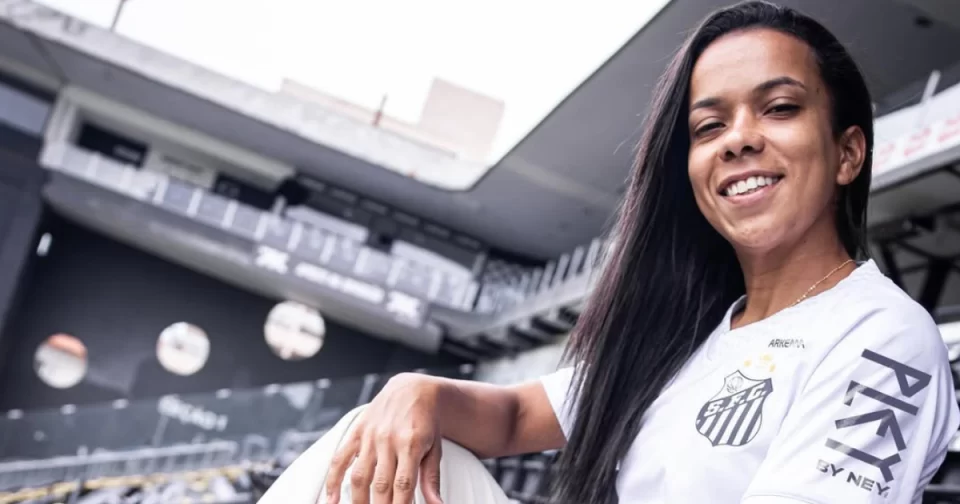 Vivian de Osasco apresentada no Santos que tem Paulistão, Brasileirão e Copa do Brasil.