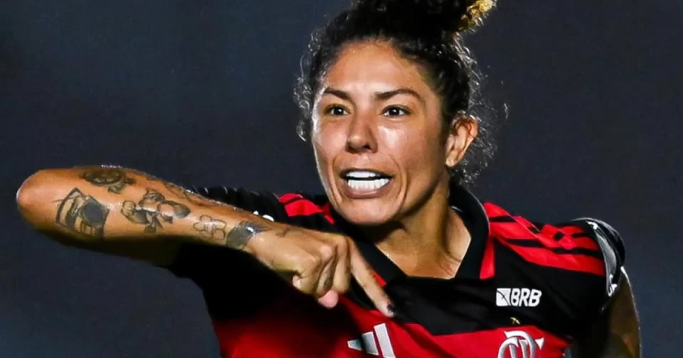 Cris de Osasco completa 100 jogos pelo Flamengo e comemora marcando o primeiro dela no Campeonato Brasileiro.