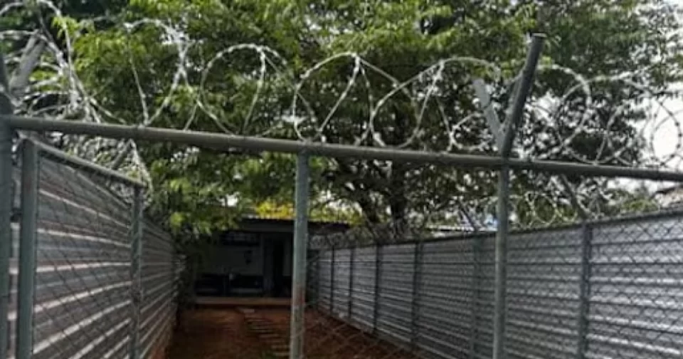 Preso na Papudinha, o ex-presidente Jair Bolsonaro enfrenta outro julgamento, agora com risco de perder a patente de capitão e ser expulso das Forças Armadas.