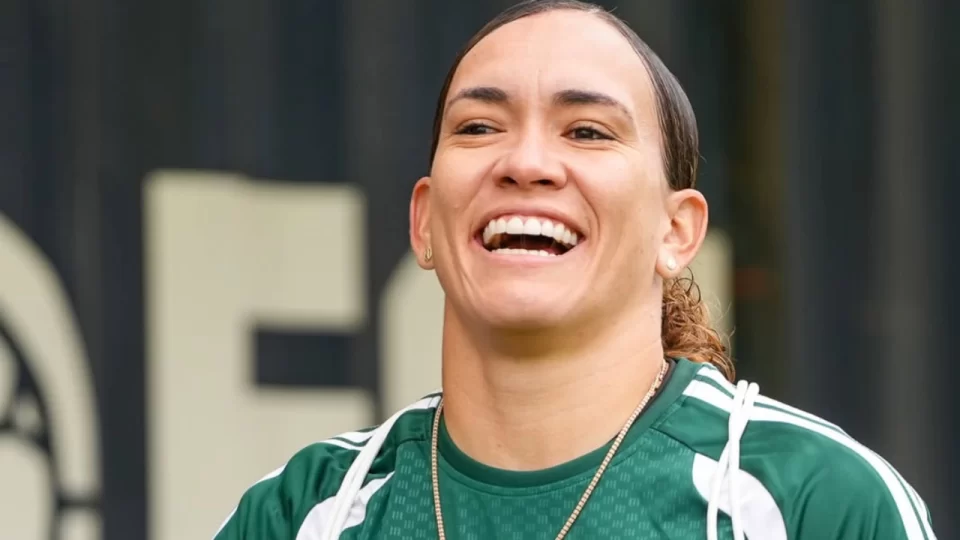 Algoz do Corinthians na final da Supercopa, a goleira Tapi deve reforçar o Palmeiras no dérbi pelo Brasileirão em Barueri.