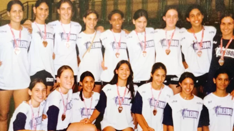 Líbero Camila Brait iniciou no vôlei em 1996 e fecha o ciclo aposentando-se em 2026.