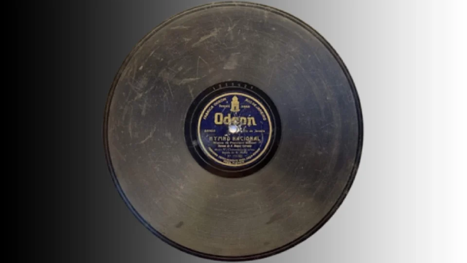 Hino Nacional completa 195 anos, primeira gravação vocal em 1917 com Vicente Celestino.