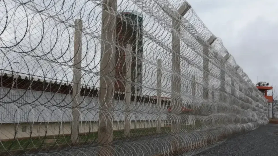 Prisão domiciliar a Bolsonaro expõe a realidade do Sistema Penal quanto aos mais de 12 mil presos idosos e doentes no país.