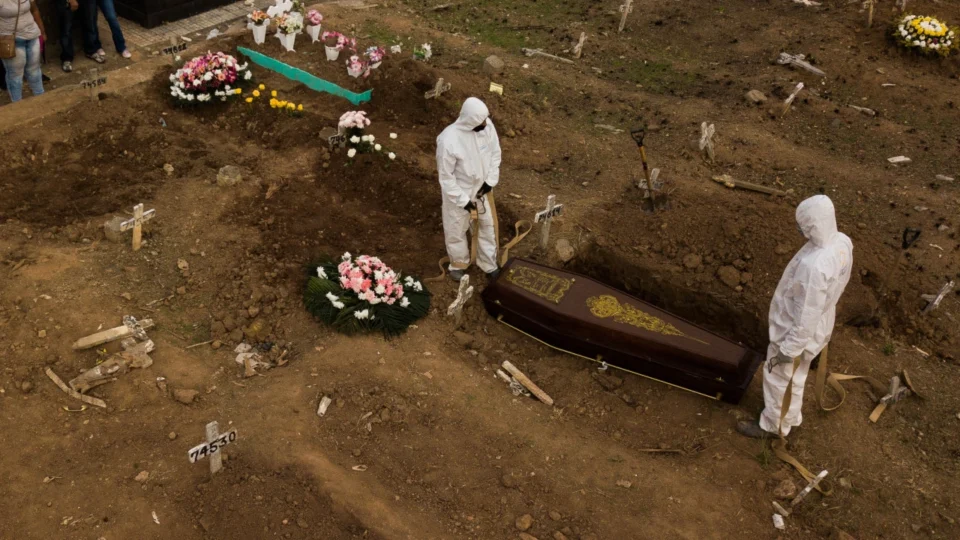 Estudo aponta negacionismo do Brasil durante a pandemia como peso na queda da expectativa de vida.