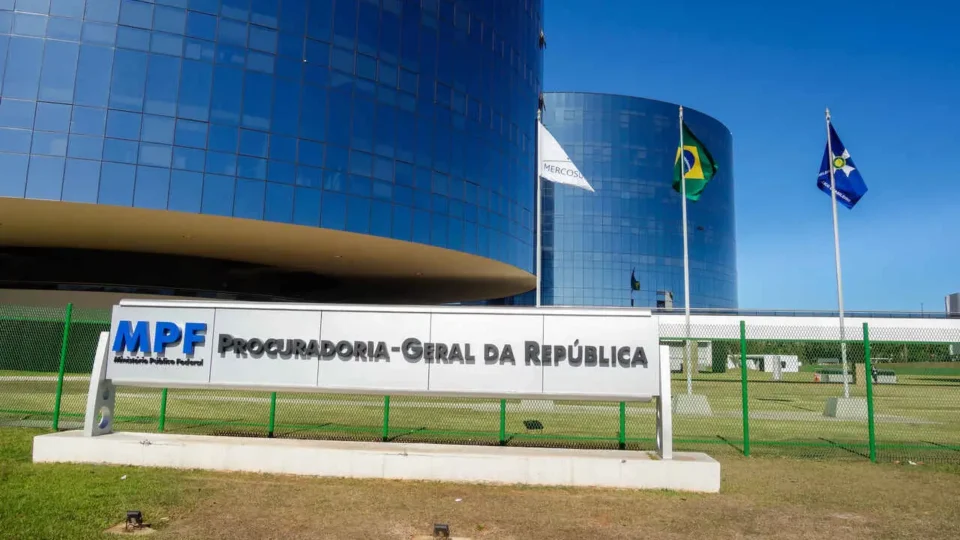PGR decide se incluiu Jair Bolsonaro e o senador Flávio Bolsonaro no inquérito que corre contra o ex-deputado Eduardo Bolsonaro.