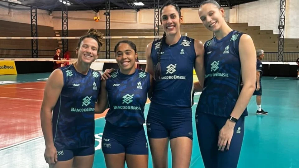 Levantadora Bruninha, líbero Marcelle, centrais Diana e Luzia com a seleção em Barueri.