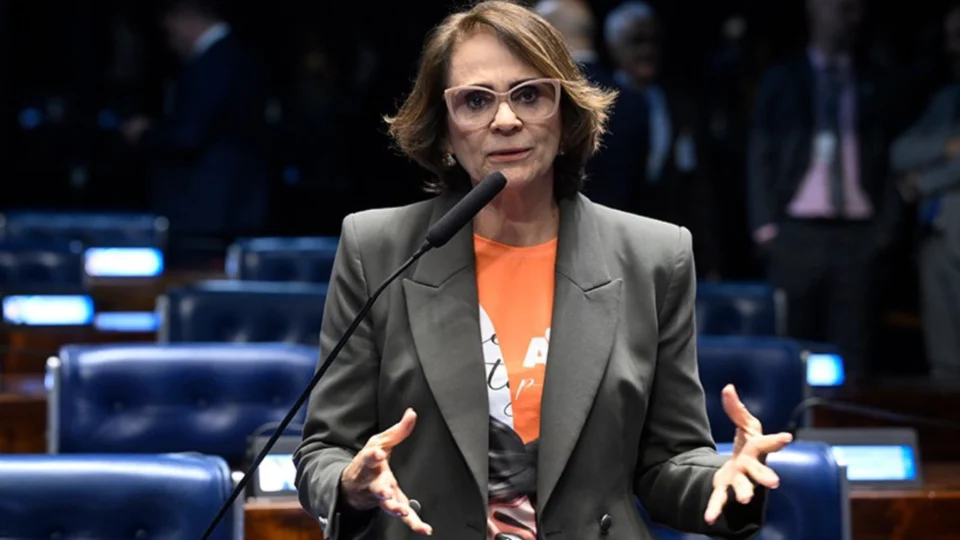 Sena aprova projeto que obriga o programa A Voz do Brasil a divulgar informações sobre violência contra a mulher.