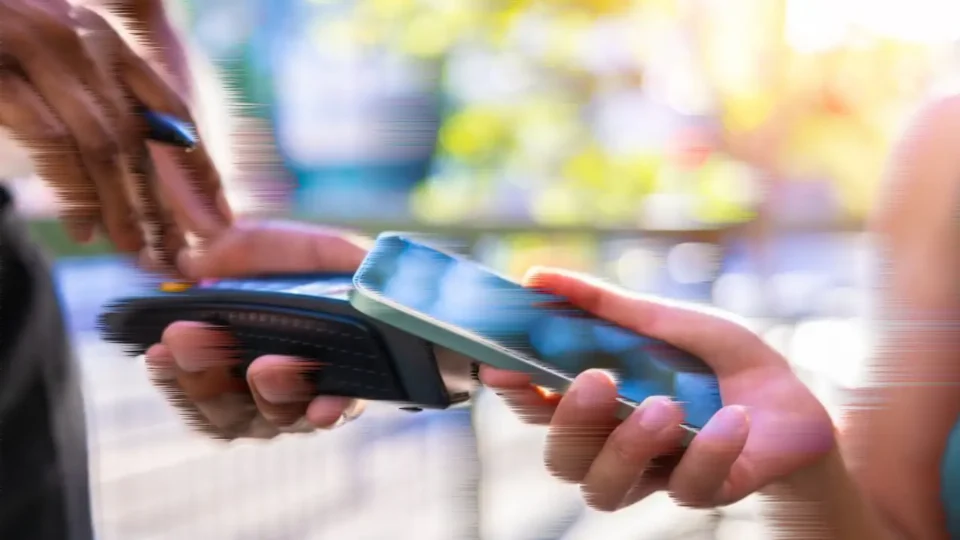 Mais de 80% das transações bancárias no Brasil são por celular.