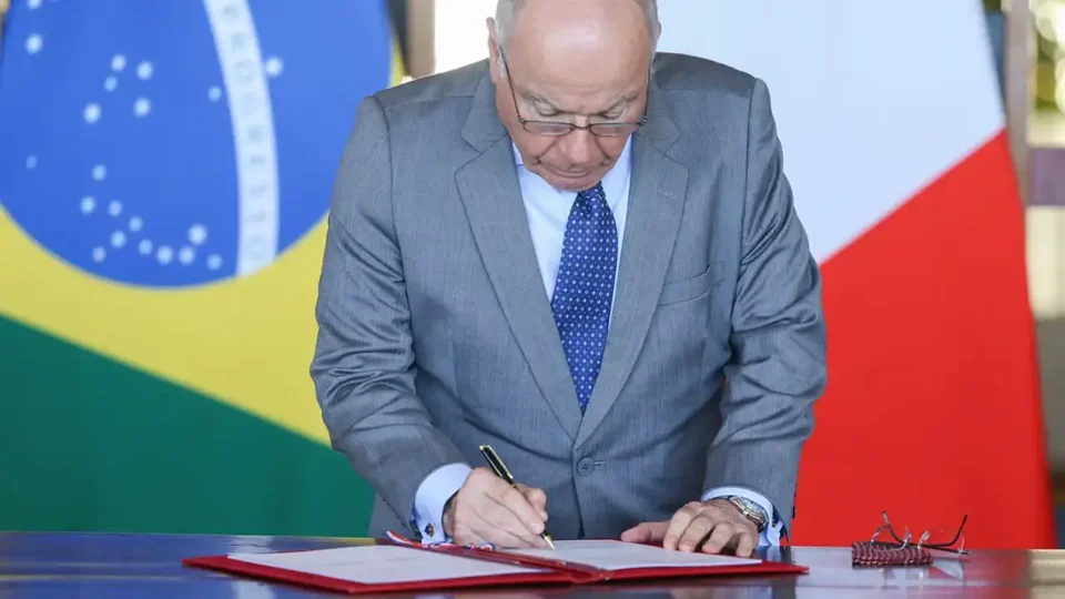 Ministro Mauro Vieira oficializa que Brasil teme por ações militares dos EUA.