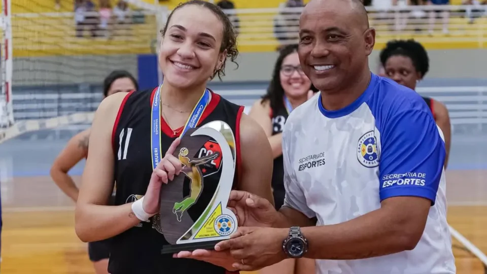 Oposto Lígia Luciana, campeã da Superliga B com o Bradesco Osasco em 2023, contratada pelo Londrina para o Paranaense.