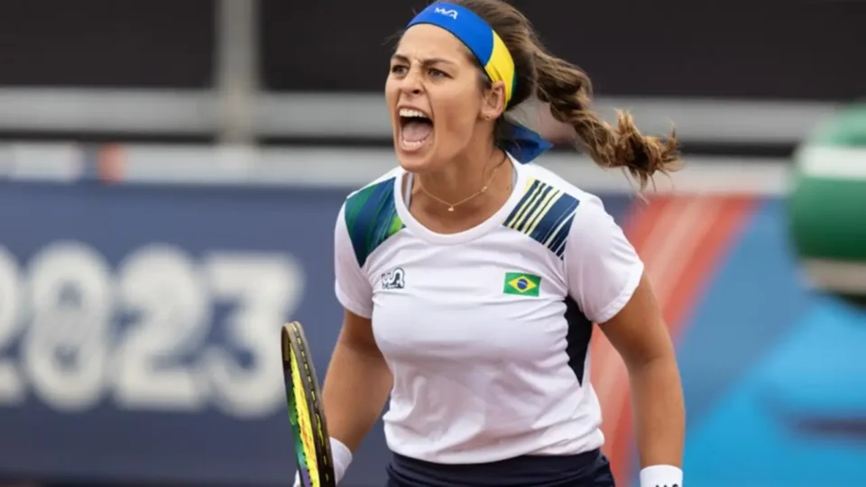 Carol Meligeni é a melhor do Brasil no W35 em Barueri, no Alphaville Tênis Clube.