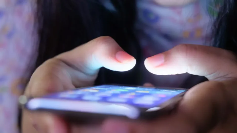 Lei regulamenta lei para crianças e adolescentes online.