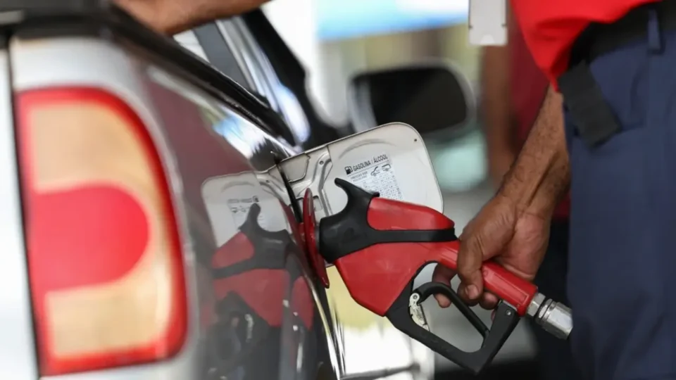 Gasolina com mais etanol no Brasil.
