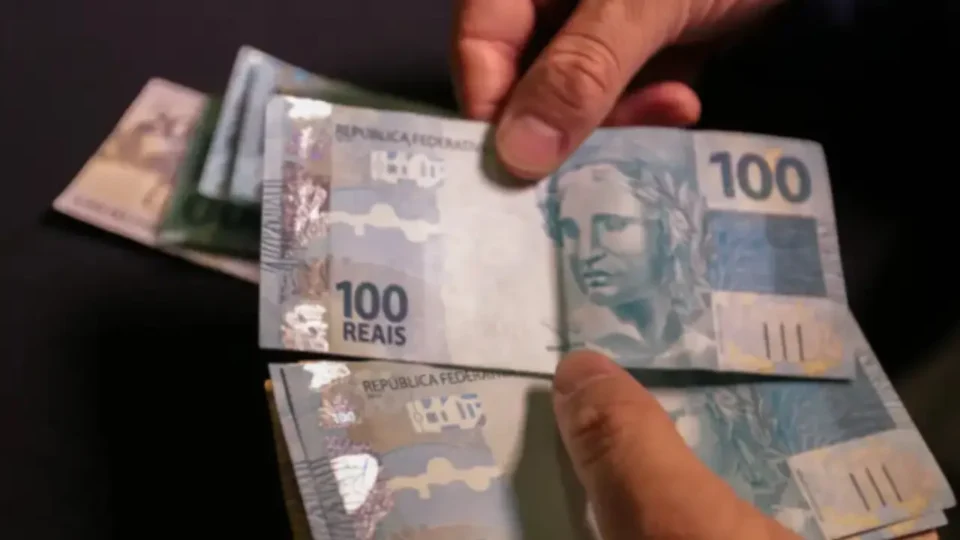 Governo já estima salário mínimo para 2027.