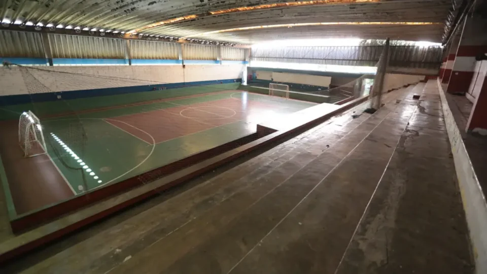 Poliesportivo Ives Tafarello continua abandonado pela prefeitura de Osasco, apesar de ter recebido altas verbas para reforma.