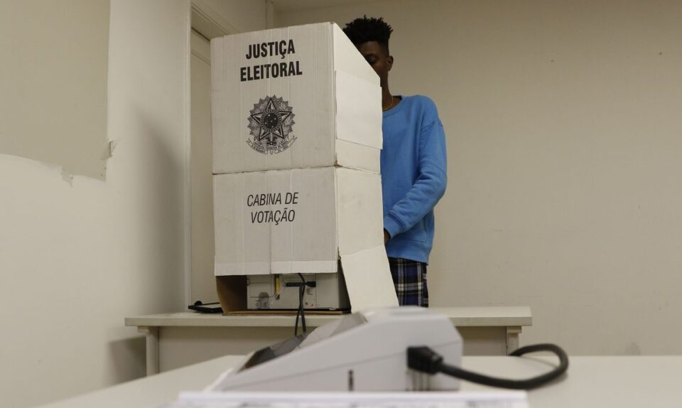 Brasil conta quase mil casos de assédio eleitoral no primeiro turno.