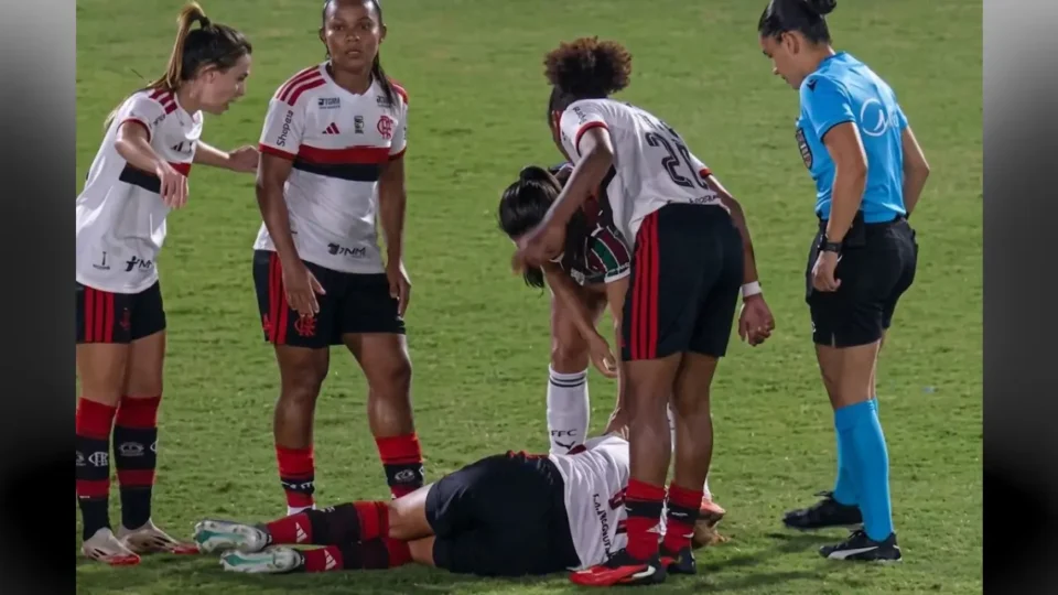 Cris de Osasco toma bolada no Fla-Flu e cai nocauteada.