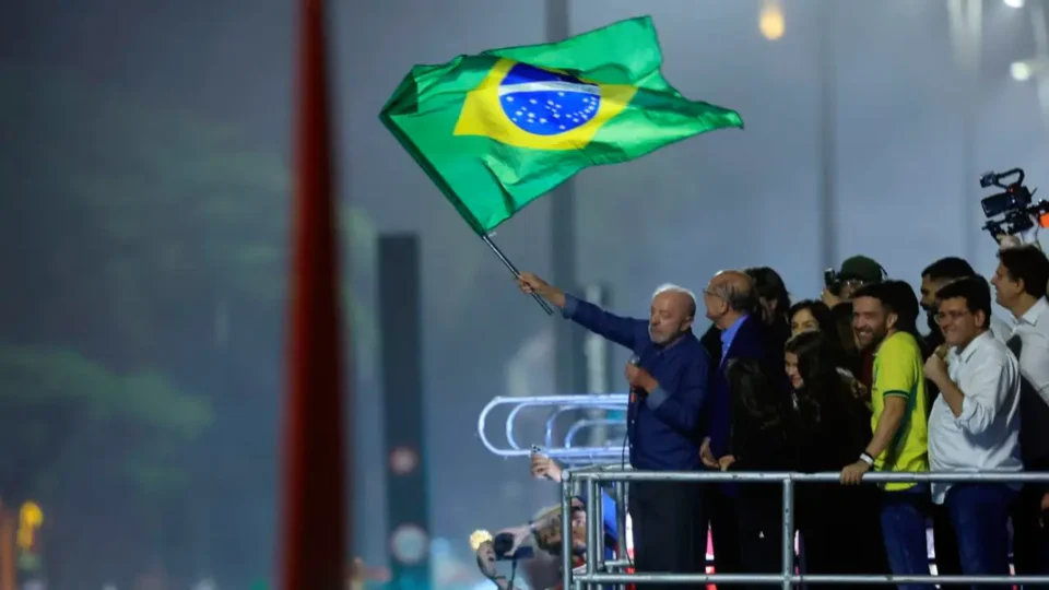 Hino da Independência cantado na festa da vitória de Lula na Avenida Paulista.