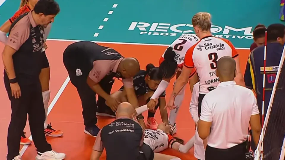 Ponteira Mari Brambilla sofre lesão cruel na segunda rodada da Superliga - Osasco venceu o Mackenzie por 3 a 1.